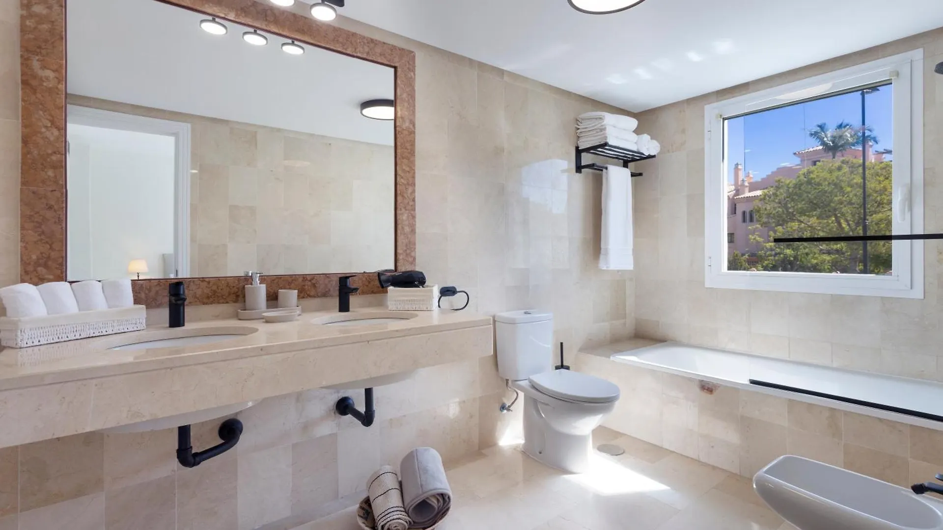 3 Bedroom 3 Bathroom Beachside Apartment Estepona